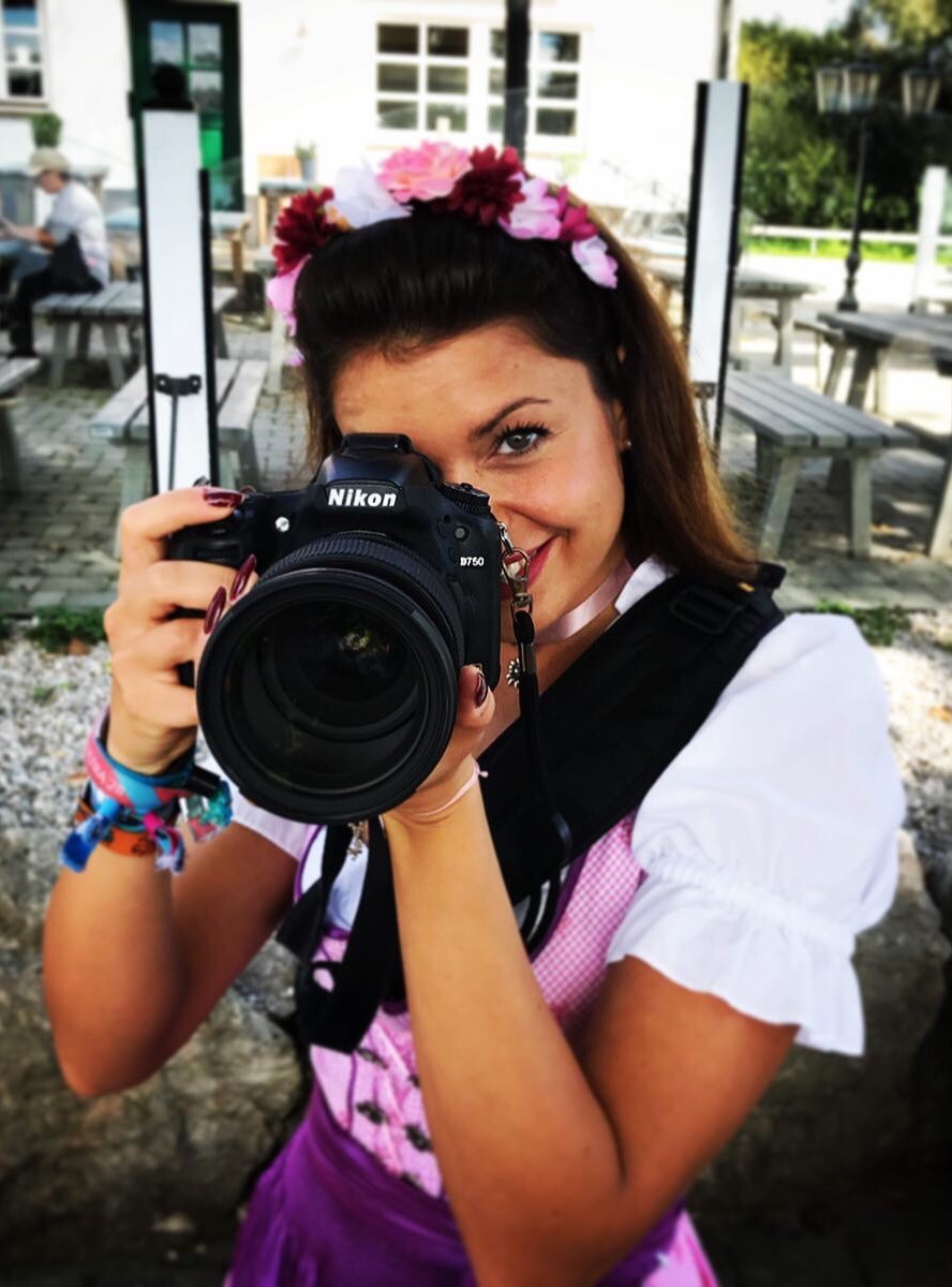 Tanja Knittel mit Fotokamera