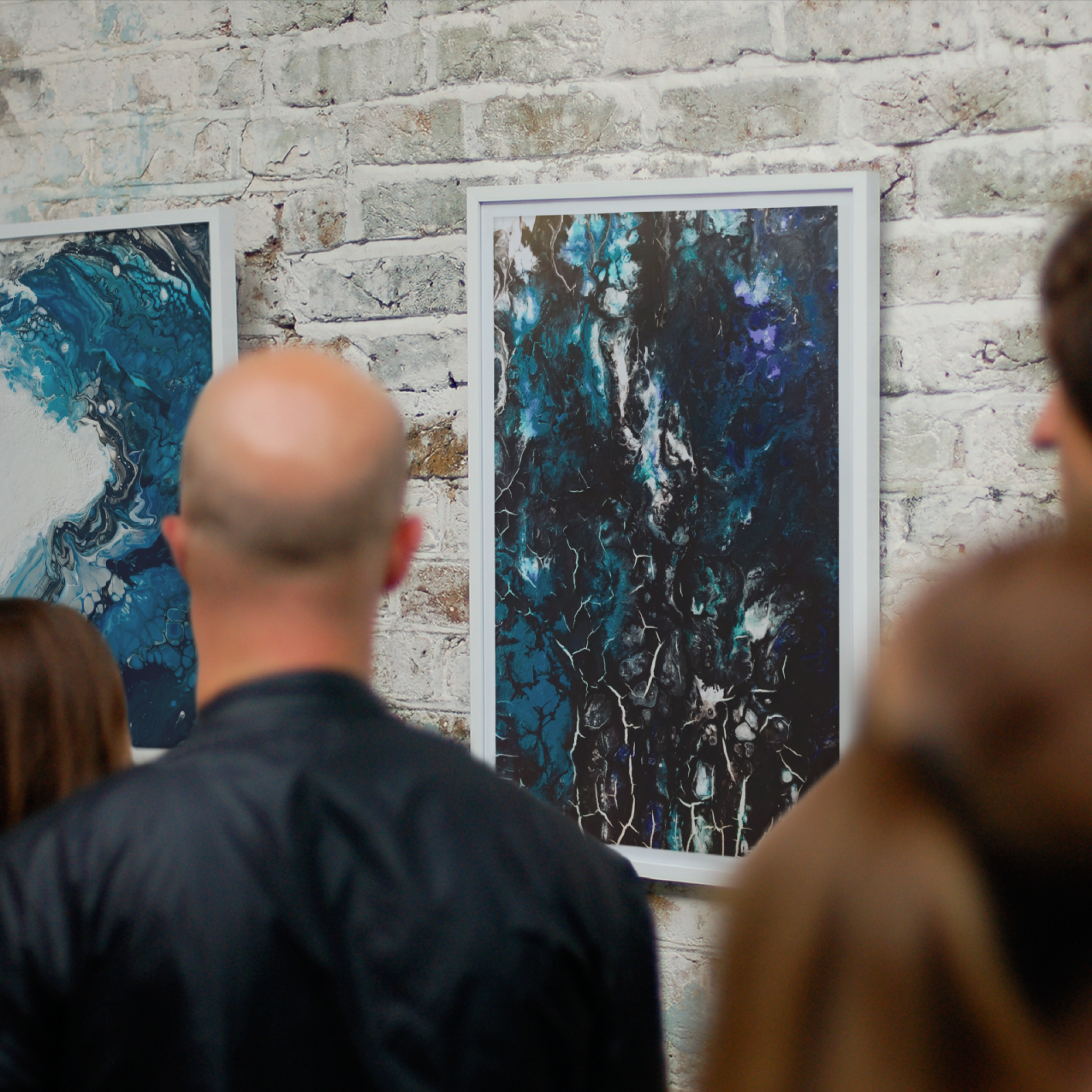 Selbstgemalte Bilder mit blauen, wellenartigen Motiven in einer Gallerie in Dortmund